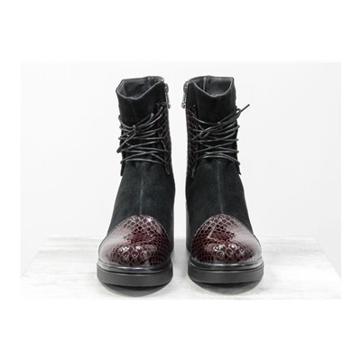 Ботинки на шнурках из натуральной замши черного цвета со вставками из лаковой бордовой кожи с текстурой питон, на устойчивом, невысоком каблуке черного цвета, Коллекция Осень-Зима, Б-1607-07