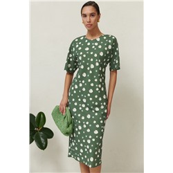 Платье-футляр зелёное с принтом