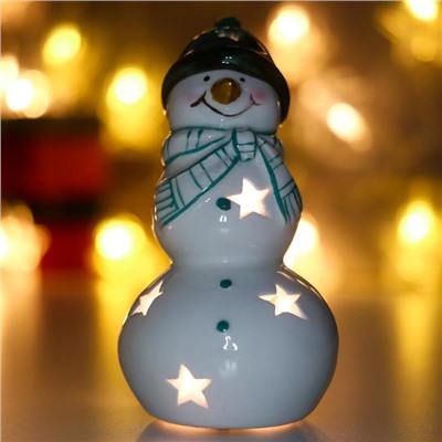 Сувенир керамика свет "Снеговик, зелёная шапка и шарф, звёздочки" 11,3х6,2х6,2 см