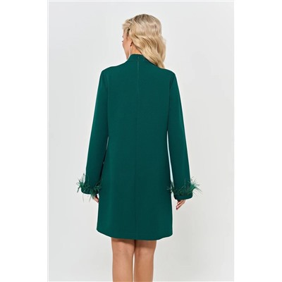 Зелёное прямое платье с перьями