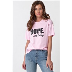 Стильная розовая футболка