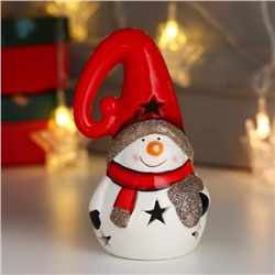 Сувенир керамика свет "Снеговик, красный шарф и колпак, золотое сердце" 13,5х7,5х7,5 см