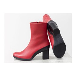 Яркие женские ботинки на среднем каблуке, из натуральной кожи флотар красного цвета и с кожаным элементом на пятке черного цвета,  Б-17456/2-04