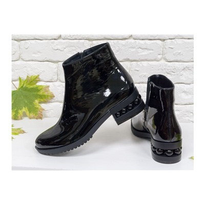 Классические лаковые ботинки черного цвета в стиле Chanel, на не высоком каблуке со вставками черных глянцевых жемчужин, Коллекция Осень Зима 2018-2019,  Б-1833-02