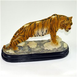 Тигр на подставке сувенир полистоун 32*21*12 см