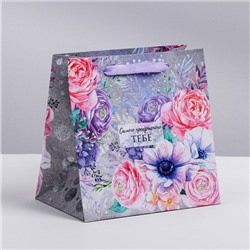 Пакет крафтовый квадратный «Цветочный вихрь», 30 × 30 × 12 см