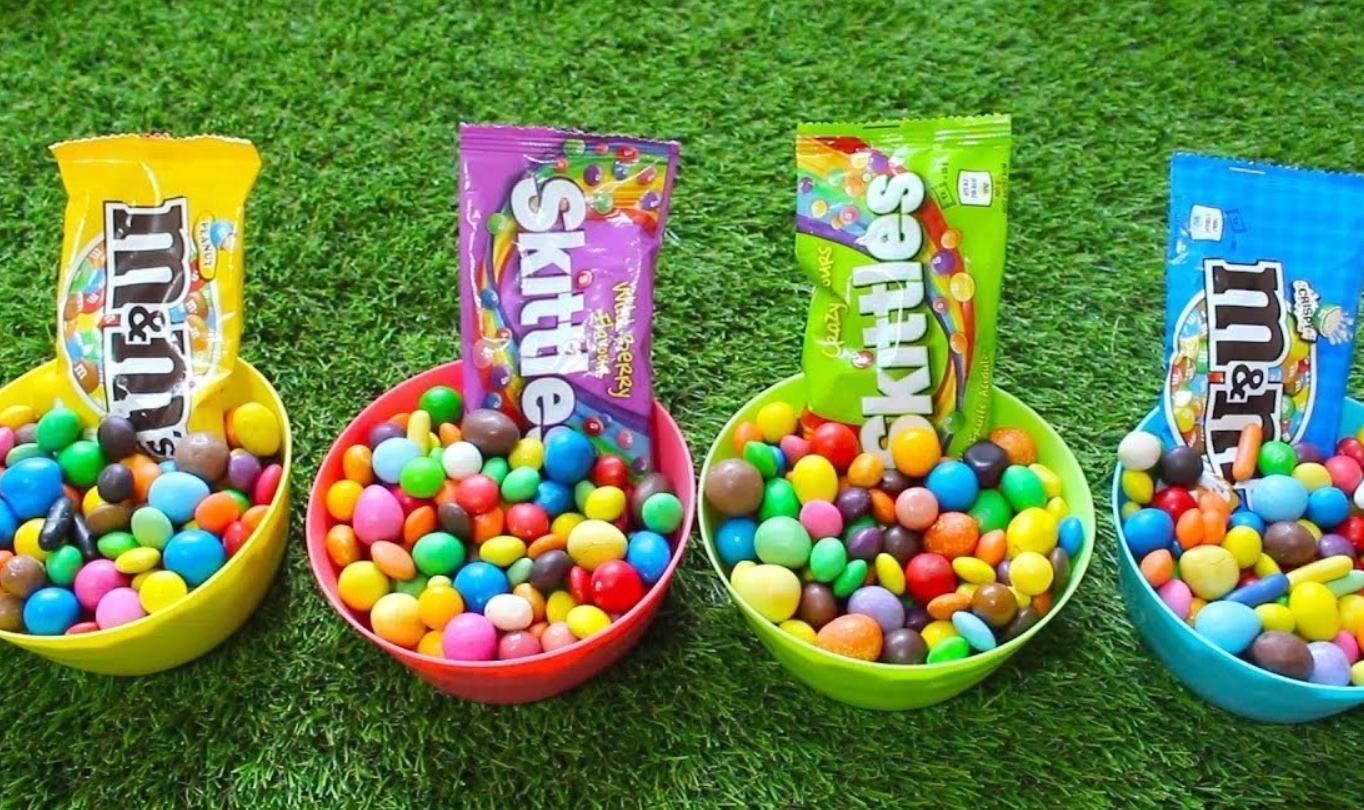 K b m m n. СКИТЛС И эм энд ЭМС. Конфеты m m's skittles. Ммдемс конфеты. M&M сладости.