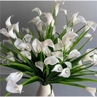 Цветы искусственные декоративные Каллы белые ПЛАСТИК (7 веток 35 цветков) 40 см