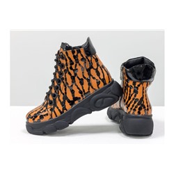 Яркие женские ботинки на шнуровке, из натуральной кожи оранжевого цвета с черными каплями лака, на современной утолщенной черной подошве, на молнии. Весенняя коллекция от Gino Figini, Б-19132-02
