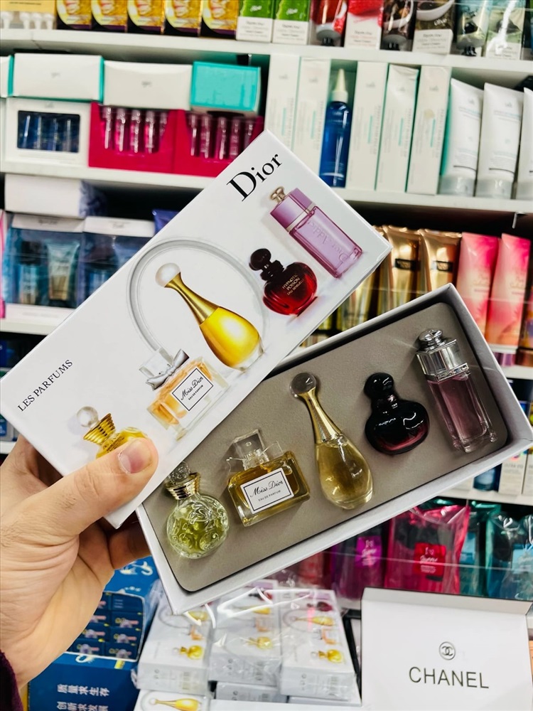 Маникюрный рынок. Подарочный набор духов Dior 5мл. Парфюмированный набор dp. На 14 февраля парфюмерный набор.