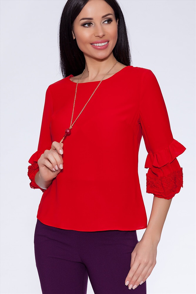 Распродажа блузок. Красная блузка. Красная кофта женская. Белая блузка с красными цветами. Женщина в красной блузке.