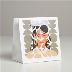 Пакет ламинированный квадратный «Girl», 14 × 14 × 9 см