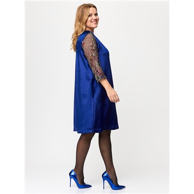 Платье из синего бархата с вышивкой на рукавах