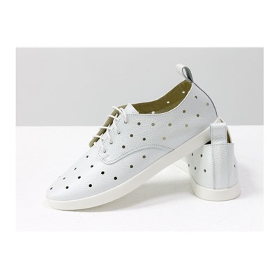 Легкие туфли из натуральной перламутровой кожи белого цвета с перфорацией по всей поверхности, на белой эластичной подошве и белой шнуровке, Д-16-04
