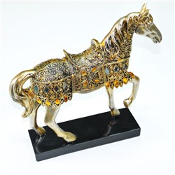 Лошадь на дерев. подставке gold инкрустация зеральцами 26*26*7 см