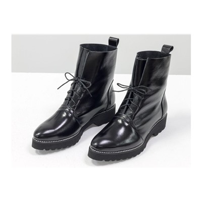 Облегченные Женские Ботинки на шнуровке черного цвета из натуральной лаковой кожи, на удобном не высоком каблуке, и подошвой с эффектом бриллиантовой пыли по ранту,  Б-17331-11