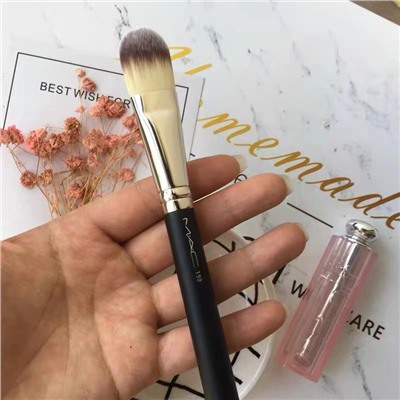 Кисть-лепесток для тональной основы МАС 190 Foundation Brush