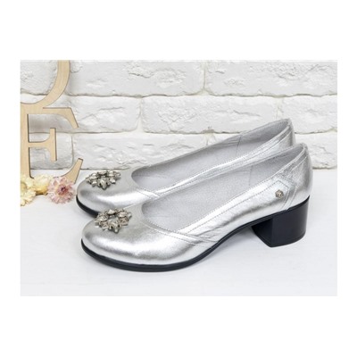 Женские Туфли из натуральной кожи серебряного цвета на устойчивом не высоком каблуке с яркой фурнитурой на носочке, Т-200-11