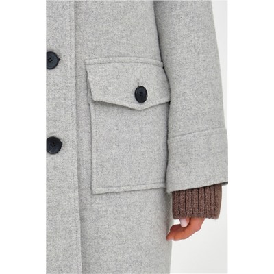 Светло-серое пальто с контрастными пуговицами