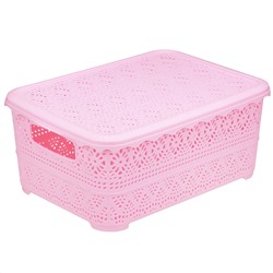 "Домашняя мода" Корзина-ящик пластмассовая для хранения "Вышивка" 26,5х19см h11,1см, матовый пластик, с крышкой, с ручками, розовый (Китай)