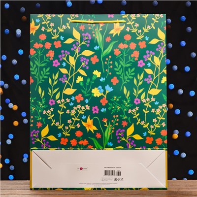 Пакет подарочный "Цветочное поле" 33 х 42,5 х 10 см