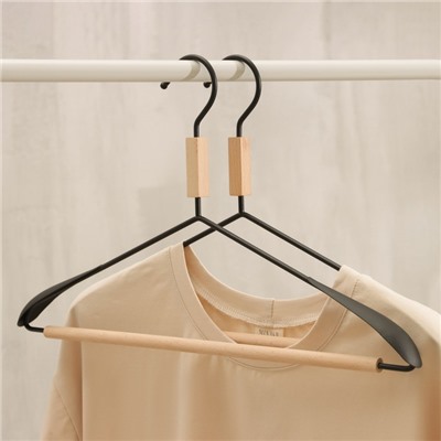 Плечики - вешалка для одежды с усиленными плечиками LaDо́m Laconique, 42×24×3,2 см, цвет чёрный