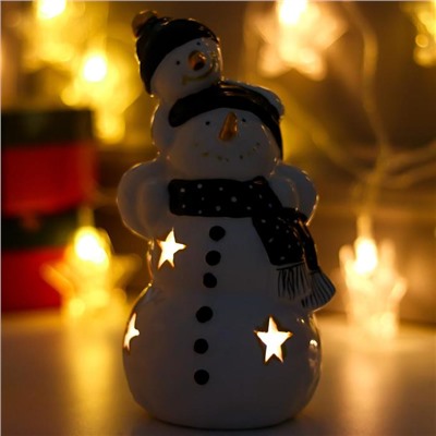 Сувенир керамика свет "Снеговик с малышом, чёрные колпаки и шарфы" 19х10х10 см