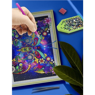 Алмазная картина на пенокартоне с фигурными стразами Цветочная бабочка 30х40